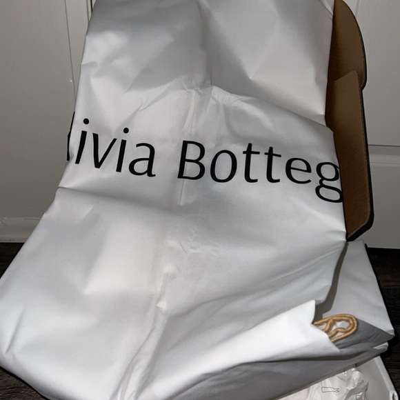 Light ivory / OB 8/US 4 size. New with box. - Picture 4 of 6